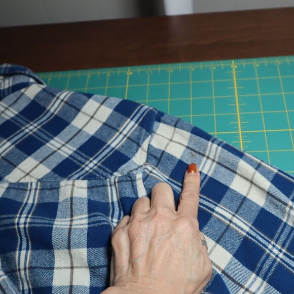 Stranger Things Netflix Mens L Blue Grunge Alt Staple Casual Contemporary 80's - Picture 9 of 13